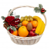 Новогодняя корзина с фруктами